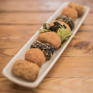 Surtido de croquetas de mar