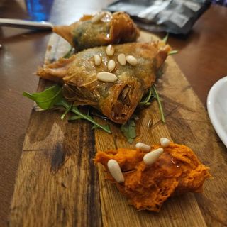 Pastela De Espinacas A La Crema con sobrasada miel y piñones