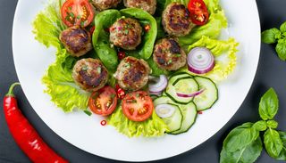 2 бр. телешки кюфтета с гарнитура