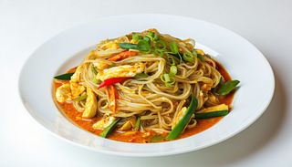 Tăiţei de orez prăjiti cu legume si curry şi ou (iute)