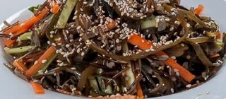 10. Салата от морски водорасли и краставица на ленти (300г)