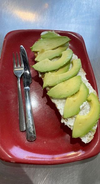 Tostada de Philadelphia y Aguacate (Media)