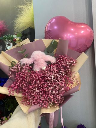 #18. გიფსოფილას თაიგული ბუშტით და ფუმფულა სათამაშოთი