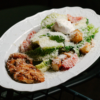 Салат з курчам , яйцем пашот та салатом ромен(310г)