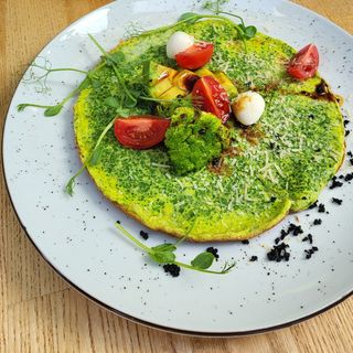 Омлет зі шпинатом, броколі та томатом чері . (270 гр)