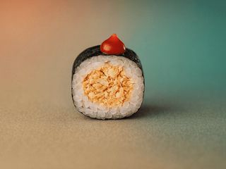 HOSOMAKI Z PIECZONYM TUŃCZYKIEM POLANE SOSEM SRIRACHA