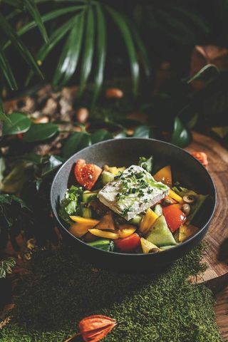 Салат с греческим сыром и овощами