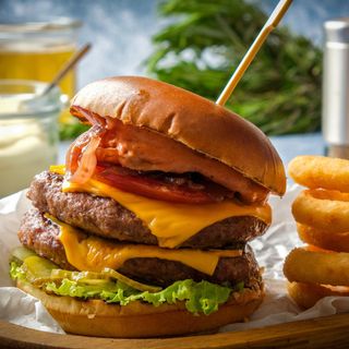 ДВОЕН ЧИЙЗБУРГЕР