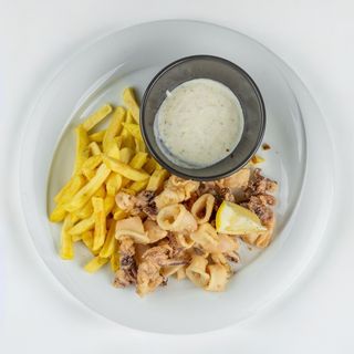 Pržene lignje, pomfrit i tartar umak