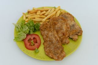 Snitzel din piept de pui+cartofi prajiti+sos de usturoi home made