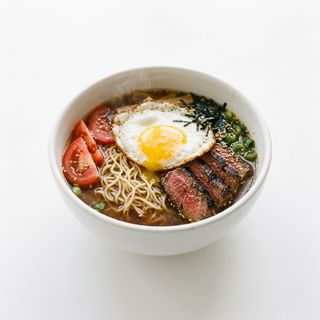 Ramen de ternera con tomate y huevo frito