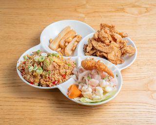 Trío Ceviche Con Chaufa Y Chicharrón De Calamares