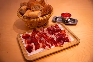 Jamón ibérico con pan y tomate