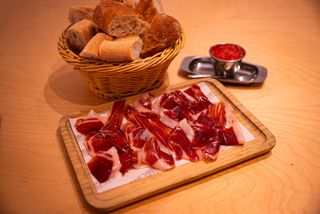 Jamón ibérico con pan y tomate