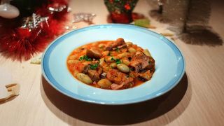 Iahnie de fasole cu ciolan dezosat si salata de muraturi