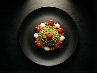 Паста зі шпинатним кремом, моцарелою та в’яленими томатами (280g)