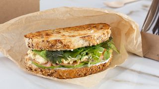 ორაგულის და ავოკადოს სენდვიჩი