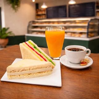 Coffee + Salmón Sándwich + Juice