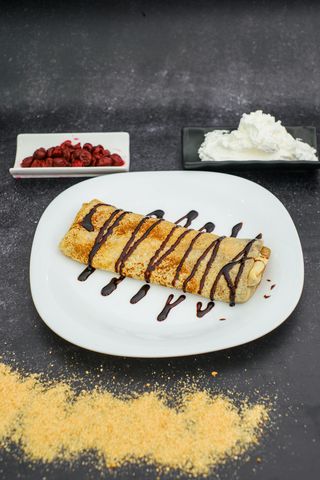 Palačinka sa kremom, višnjom i šlagom