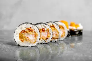 Futomaki krewetka w kokosie i pomarańcza 6 szt.