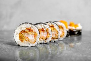 Futomaki krewetka w kokosie i pomarańcza 6 szt.