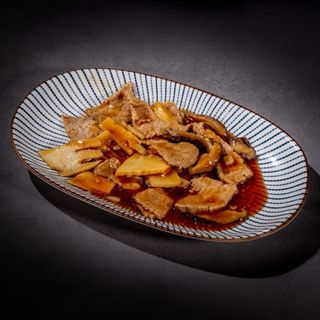 63. Manzo con funghi e bambu'