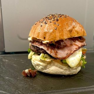 Mini Homemade burger, cartofi prajiti, sos bbq