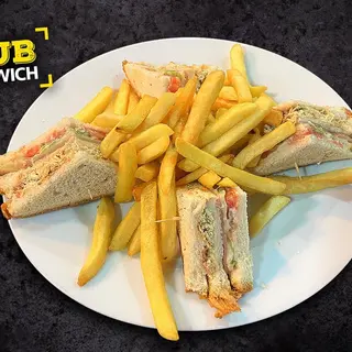 Club sándwich con patatas