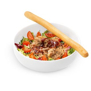 Szarpana wieprzowina na ciepło z sosem barbecue, grissini i miks sałat