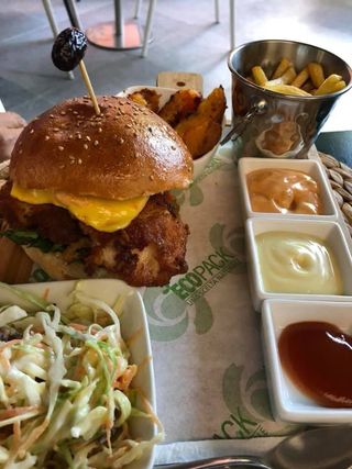 Classic Cheese Burger - Servi avec Salade Coleslaw + Frites 