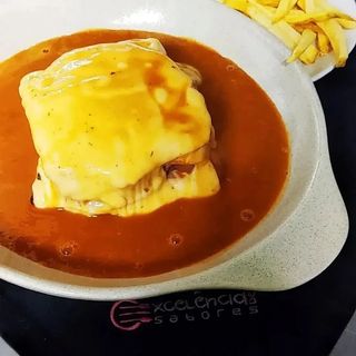 Francesinha com Batata Frita Caseira