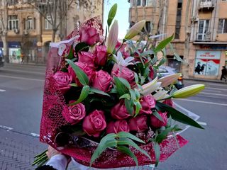 ვარდისფერი ვარდი და ლილია