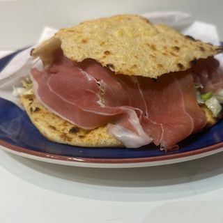 Crudo,mozzarella, pomodoro e insalata