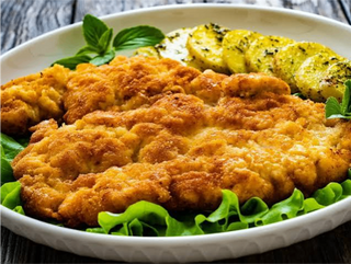 Kotlet schabowy XXXXL z ziemniakami i surówką