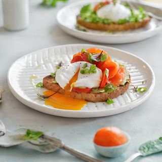 Яйця пашот з лососем (200г)