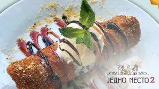 Palačinke sa marmeladom, jabukom, cimetom, sladoledom od vanile
