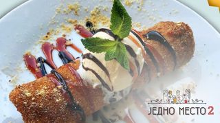 Palačinke sa marmeladom, jabukom, cimetom, sladoledom od vanile