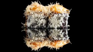 Uramaki Arroz Negro Salmón Fever (4 Piezas)