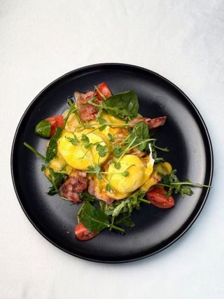 Яйця бенедикт з соусом голандез