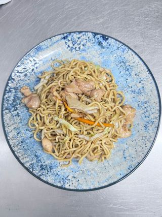 29 Yakisoba Con Pollo