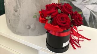 Flowerbox czerwona róża i eukaliptus, rozmiar XL, 21 róż z eukalpitusem w czarnym pudełku