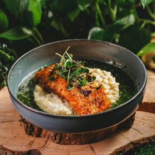 Филе форели со сливочным птитимом и соусом из трав