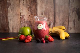 Smoothie cu măr, căpșuni, afine, zmeură și banană