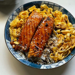donburi salmone in fiamme 三文鱼盖饭