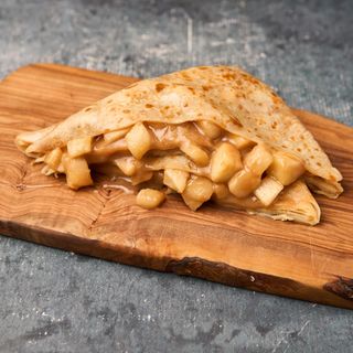 Slatka palačinka sa jabukom i karamelom