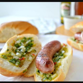 Bocadillo de Criollo con Salsa Chimichurri