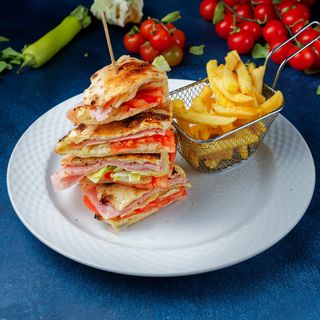 Sendvič sa pršutom, kajmakom i pomfritom