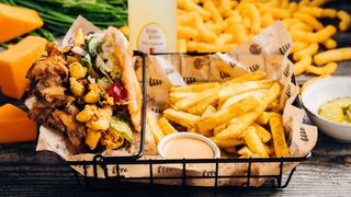 Duża bułka „Sir Frytalot”, frytki 200g, sos, lemoniada