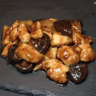 Pollo con bambú y setas chinas