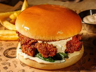Buffalo Spicy Chicken Burger cu cartofi pai și sos